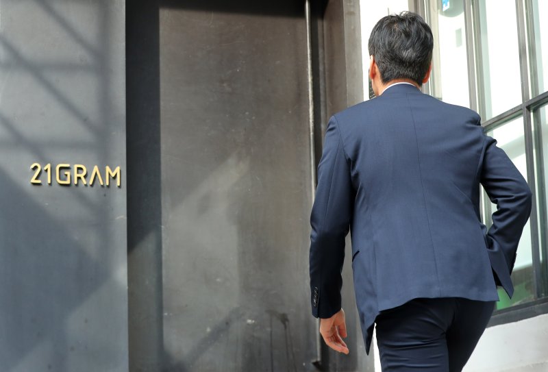 [서울=뉴시스] 김혜진 기자 = 김건희 여사를 둘러싼 여러 의혹을 수사하는 특별검사팀(특별검사 민중기)이 21그램 사무실 압수수색한 6일 서울 성동구 21그램 사무실로 수사관들이 들어서고 있다. 21그램은 김 여사가 운영했던 전시기획사인 코바나컨텐츠가 주회한 전시회를 후원하는 등 김 여사와 관계가 있는 업체로, 이후 대통령 관저 공사를 맡게 됐다. 김 여사와의 친분을 통해 관저 공사를 수주하게 된 것이 아니냐는 의혹이 일었다. 2025.11.06. jini@newsis.com