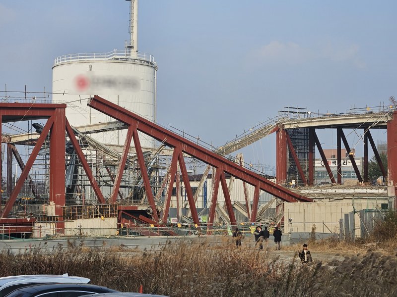 [광주=뉴시스] 이영주 기자 = 11일 오후 광주 서구 치평동 광주대표도서관 건설 현장에서 콘크리트 타설 작업 중 구조물 붕괴 사고가 나 소방당국이 잔해물에 매몰된 것으로 추정되는 작업자 4명을 구조 중이다. 2025.12.11. leeyj2578@newsis.com