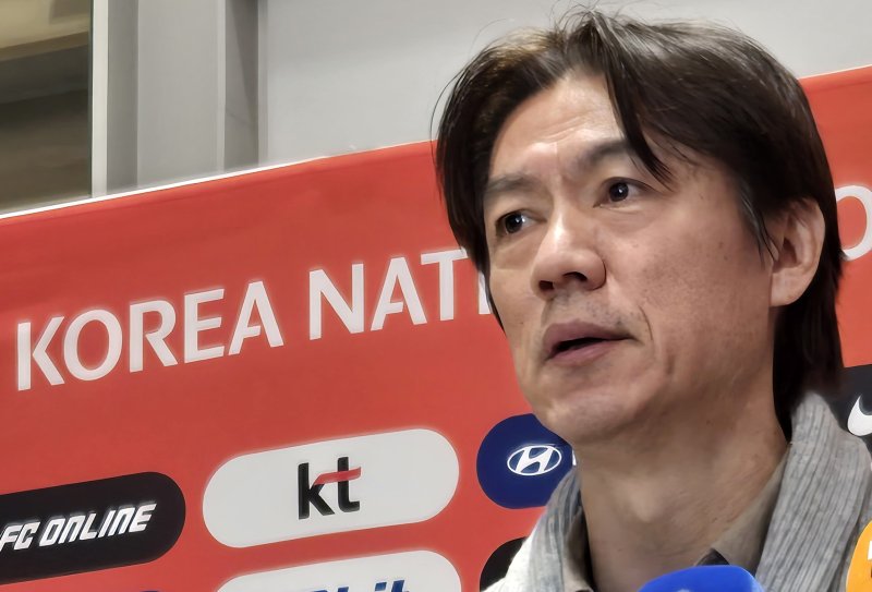 [인천공항=뉴시스] 하근수 기자= 2026 국제축구연맹(FIFA) 북중미 월드컵 조 추첨식과 베이스캠프 후보지 답사를 마친 홍명보 축구 국가대표팀 감독이 12일 오후 인천국제공항 제2여객터미널을 통해 귀국해 취재진 질문에 답변하고 있다. 2025.12.12. hatriker22@newsis.com