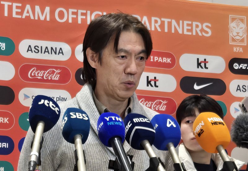 [인천공항=뉴시스] 하근수 기자= 2026 국제축구연맹(FIFA) 북중미 월드컵 조 추첨식과 베이스캠프 후보지 답사를 마친 홍명보 축구 국가대표팀 감독이 12일 오후 인천국제공항 제2여객터미널을 통해 귀국해 취재진 질문에 답변하고 있다. 2025.12.12. hatriker22@newsis.com