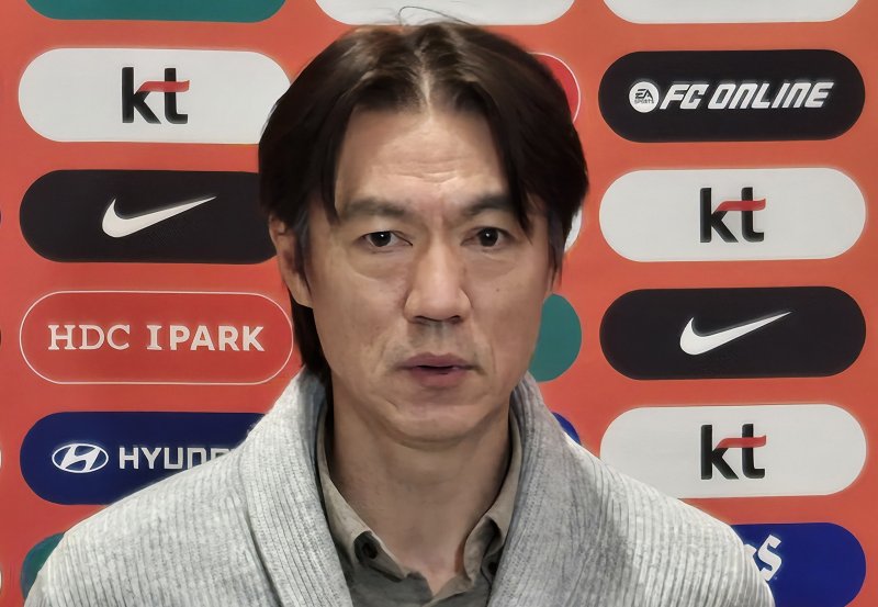 [인천공항=뉴시스] 하근수 기자= 2026 국제축구연맹(FIFA) 북중미 월드컵 조 추첨식과 베이스캠프 후보지 답사를 마친 홍명보 축구 국가대표팀 감독이 12일 오후 인천국제공항 제2여객터미널을 통해 귀국해 취재진 질문에 답변하고 있다. 2025.12.12. hatriker22@newsis.com