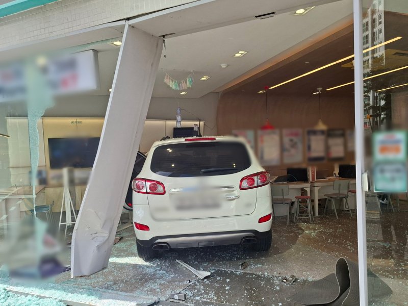 [양산=뉴시스] 12일 낮 12시께 경남 양산시 물금읍 한 도로에서 SUV 차량이 상가 커피숍으로 돌진하는 사고가 발생했다. (사진=독자 제공) 2025.12.12. photo@newsis.com *재판매 및 DB 금지