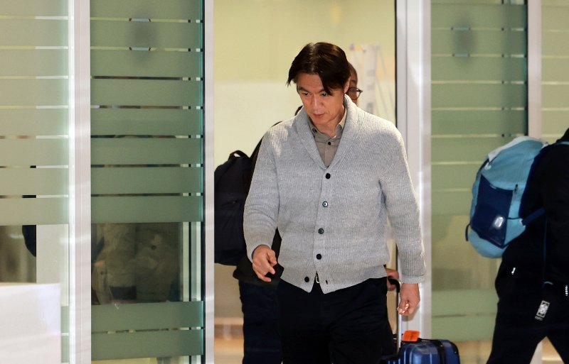 홍명보 축구 국가대표팀 감독이 지난 5일(현지시각) 미국 워싱턴DC 케네디센터에서 열린 '2026 북중미 월드컵 조 추첨식'을 마치고 12일 인천국제공항 제2여객터미널을 통해 귀국하고 있다. 한국은 멕시코, 남아프리카공화국, 유럽 플레이오프 D조(덴마크, 북마케도니아, 체코, 아일랜드)승자와 함께 A조에서 32강 진출을 두고 격돌한다. 2025.12.12/뉴스1 ⓒ News1 이호윤 기자