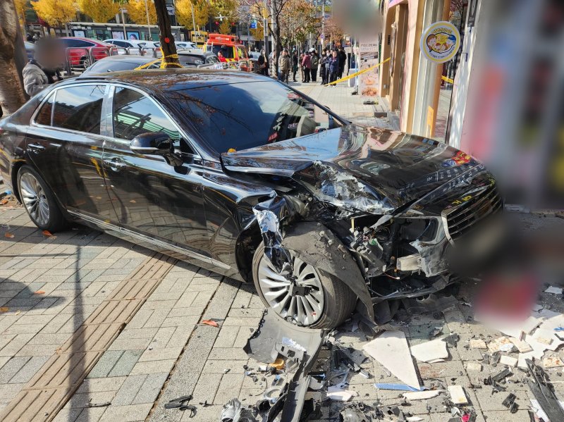 [인천=뉴시스] 18일 오후 인천 부평구 동암역 북광장 공영주차장 출구에서 70대 운전자가 몰던 제네시스 승용차가 인도를 덮치는 사고가 발생했다. (사진=인천소방본부 제공) 2025.11.18. photo@newsis.com