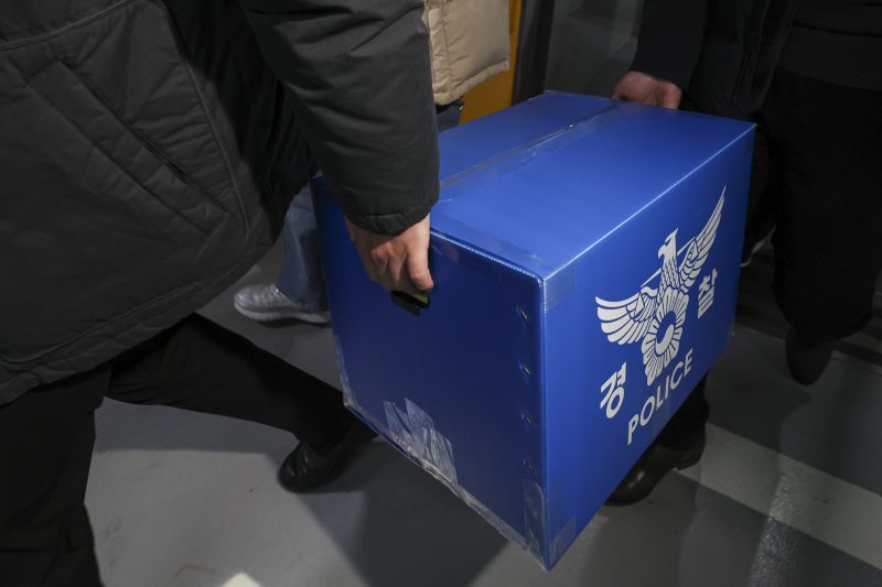 경찰이 대규모 개인정보 유출 사태를 빚은 쿠팡을 상대로 강제수사에 나선 지난 9일 오후 서울 송파구 쿠팡 본사 사무실에서 압수수색을 마친 경찰들이 압수품을 옮기고 있다. (공동취재) 2025.12.9/뉴스1 ⓒ News1 김진환 기자