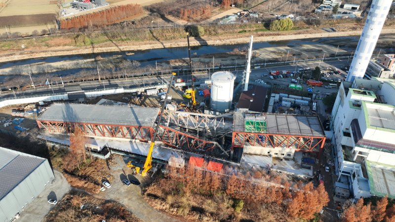 [광주=뉴시스] 광주시소방본부가 12일 오전 광주 서구 치평동 광주대표도서관 붕괴사고 현장에서 매몰 노동자 구조 작업을 진행하고 있다. (사진 = 광주시소방본부 제공) 2025.12.12.photo@newsis.com