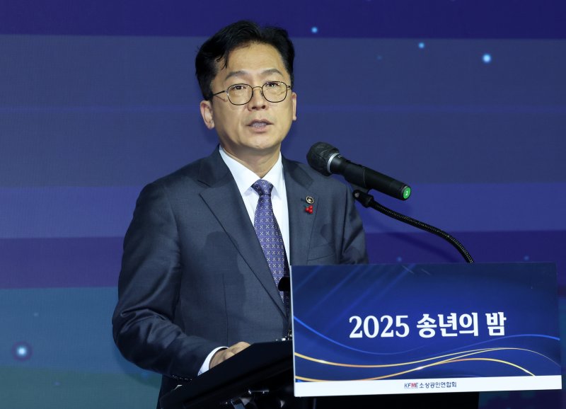 [서울=뉴시스] 조성우 기자 = 이병권 중소벤처기업부 제2차관이 12일 오후 서울 영등포구 페어몬트 앰배서더 서울 호텔에서 열린 2025 소상공인연합회 송년의 밤에서 축사를 하고 있다. 2025.12.12. xconfind@newsis.com