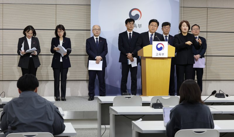 [서울=뉴시스] 최교진 교육부 장관이 12일 정부세종청사에서 업무보고 사후 브리핑을 하는 모습 (사진=교육부 제공) 2025.12.12. photo@newsis.com *재판매 및 DB 금지