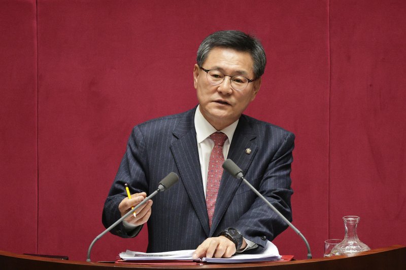 이헌승 국민의힘 의원이 12일 서울 여의도 국회에서 열린 제430회국회(임시회) 제1차 본회의에서 은행법 일부개정법률안에 대한 무제한 토론(필리버스터)을 하고 있다. 2025.12.12/뉴스1 ⓒ News1 신웅수 기자