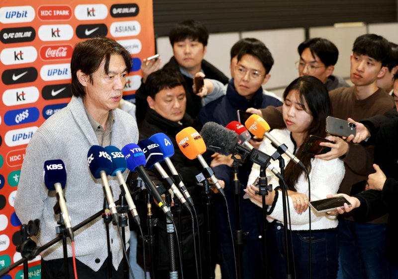홍명보 축구 국가대표팀 감독이 지난 5일(현지시각) 미국 워싱턴DC 케네디센터에서 열린 '2026 북중미 월드컵 조 추첨식'을 마치고 12일 인천국제공항 제2여객터미널에서 기자들의 질문에 답변하고 있다. 한국은 멕시코, 남아프리카공화국, 유럽 플레이오프 D조(덴마크, 북마케도니아, 체코, 아일랜드)승자와 함께 A조에서 32강 진출을 두고 격돌한다. 2025.12.12/뉴스1 ⓒ News1 이호윤 기자