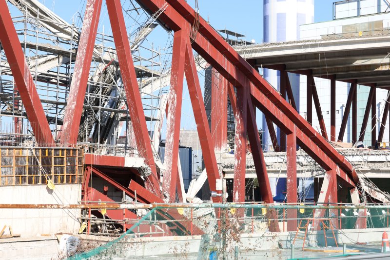 12일 오후 광주 서구 치평동(상무지구)의 광주대표도서관 공사 현장에서 레미콘 타설 중 붕괴 사고로 구조물 안정화와 보강작업을 위해 수색작업이 멈춰있다. ⓒ News1 박지현 기자