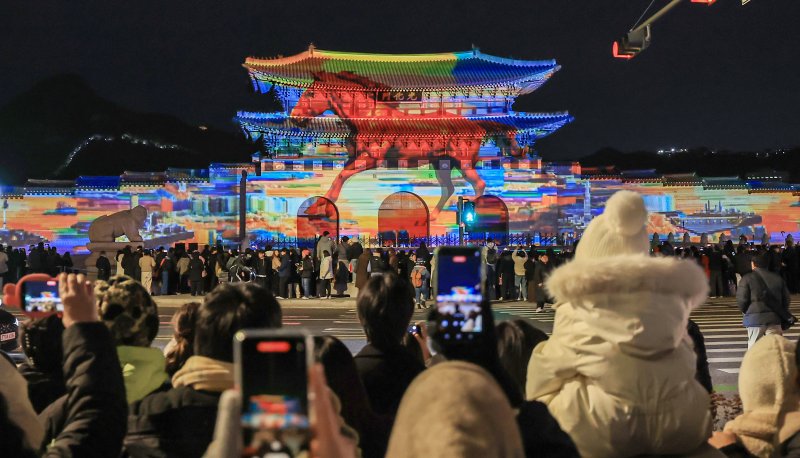 12일 오후 서울 세종대로 광화문광장에서 열린 ‘2025 서울윈터페스타’에서 광화문 외벽에 미디어 파사드 작품이 투영되고 있다. 2025.12.12/뉴스1 ⓒ News1 김진환 기자