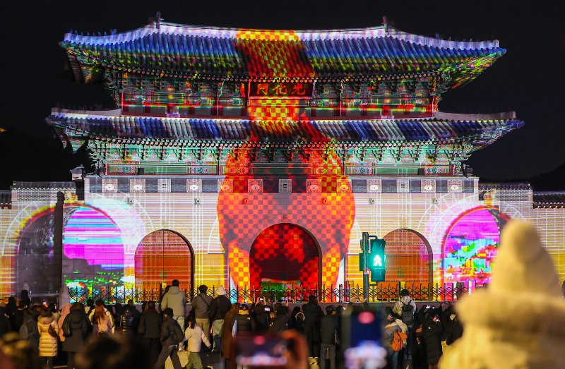 12일 오후 서울 세종대로 광화문광장에서 열린 ‘2025 서울윈터페스타’에서 광화문 외벽에 미디어 파사드 작품이 투영되고 있다. 2025.12.12/뉴스1 ⓒ News1 김진환 기자