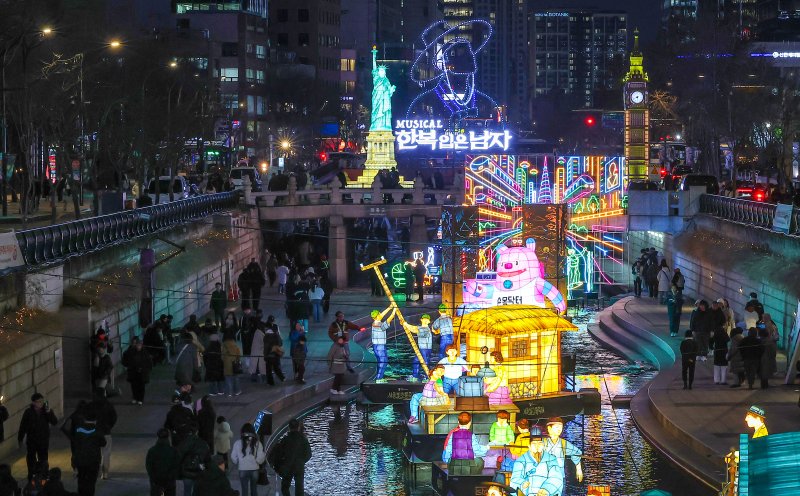 12일 오후 서울 중구 청계광장에서 열린 ‘2025 서울빛초롱축제’에서 다양한 조형물들이 불을 밝히고 있다. 올해 17회를 맞는 서울빛초롱축제는 ‘나의 빛, 우리의 꿈, 서울의 마법’을 주제로 내년 1월 4일까지 진행된다. 2025.12.12/뉴스1 ⓒ News1 김진환 기자