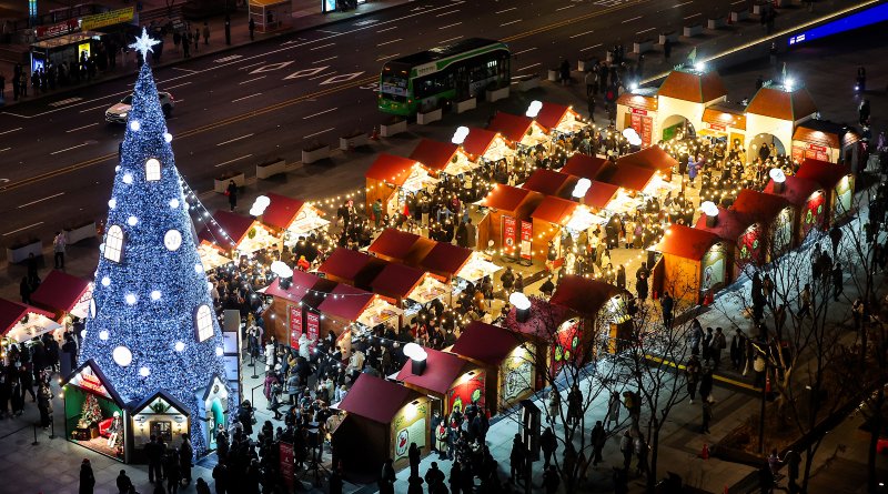 12일 오후 서울 세종대로 광화문광장에서 열린 ‘2025 서울윈터페스타’에서 광화문광장 마켓과 조형물들이 불을 밝히고 있다. 2025.12.12/뉴스1 ⓒ News1 김진환 기자