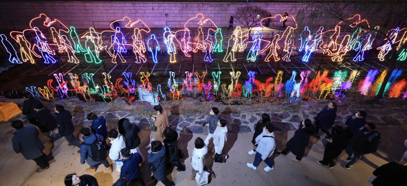 12일 오후 서울 중구 청계광장에서 열린 ‘2025 서울빛초롱축제’에서 다양한 조형물들이 불을 밝히고 있다. 올해 17회를 맞는 서울빛초롱축제는 ‘나의 빛, 우리의 꿈, 서울의 마법’을 주제로 내년 1월 4일까지 진행된다. 2025.12.12/뉴스1 ⓒ News1 김진환 기자