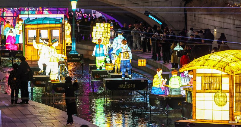 12일 오후 서울 중구 청계광장에서 열린 ‘2025 서울빛초롱축제’에서 다양한 조형물들이 불을 밝히고 있다. 올해 17회를 맞는 서울빛초롱축제는 ‘나의 빛, 우리의 꿈, 서울의 마법’을 주제로 내년 1월 4일까지 진행된다. 2025.12.12/뉴스1 ⓒ News1 김진환 기자