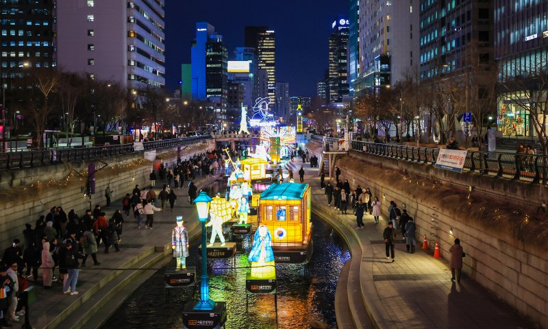 12일 오후 서울 중구 청계광장에서 열린 ‘2025 서울빛초롱축제’에서 다양한 조형물들이 불을 밝히고 있다. 올해 17회를 맞는 서울빛초롱축제는 ‘나의 빛, 우리의 꿈, 서울의 마법’을 주제로 내년 1월 4일까지 진행된다. 2025.12.12/뉴스1 ⓒ News1 김진환 기자