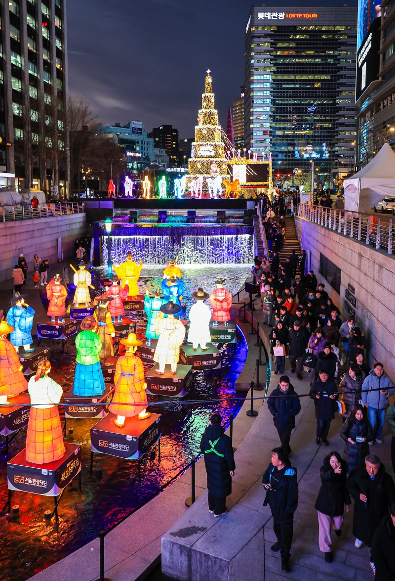 12일 오후 서울 중구 청계광장에서 열린 ‘2025 서울빛초롱축제’에서 다양한 조형물들이 불을 밝히고 있다. 올해 17회를 맞는 서울빛초롱축제는 ‘나의 빛, 우리의 꿈, 서울의 마법’을 주제로 내년 1월 4일까지 진행된다. 2025.12.12/뉴스1 ⓒ News1 김진환 기자