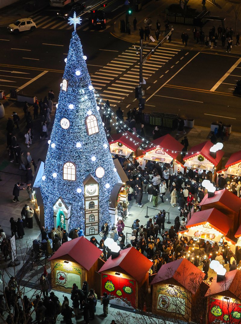12일 오후 서울 세종대로 광화문광장에서 열린 ‘2025 서울윈터페스타’에서 광화문광장 마켓과 조형물들이 불을 밝히고 있다. 2025.12.12/뉴스1 ⓒ News1 김진환 기자
