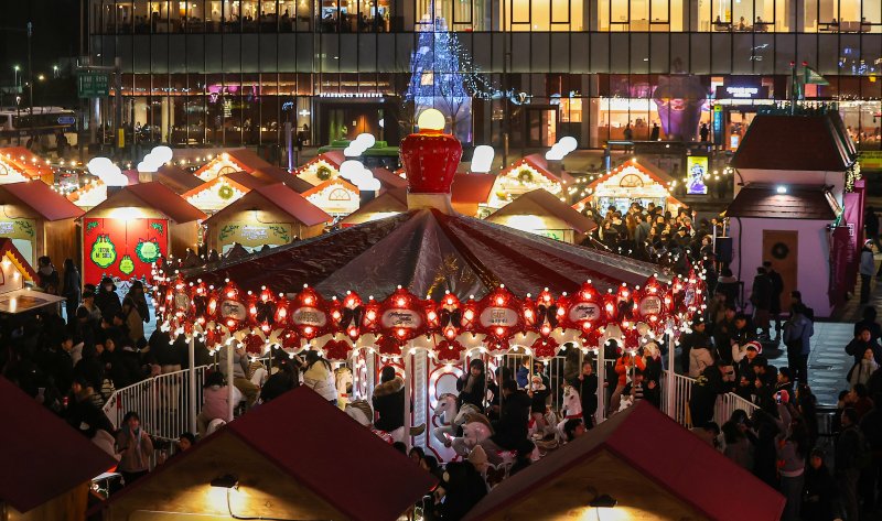 12일 오후 서울 세종대로 광화문광장에서 열린 ‘2025 서울윈터페스타’에서 광화문광장 마켓과 조형물들이 불을 밝히고 있다. 2025.12.12/뉴스1 ⓒ News1 김진환 기자