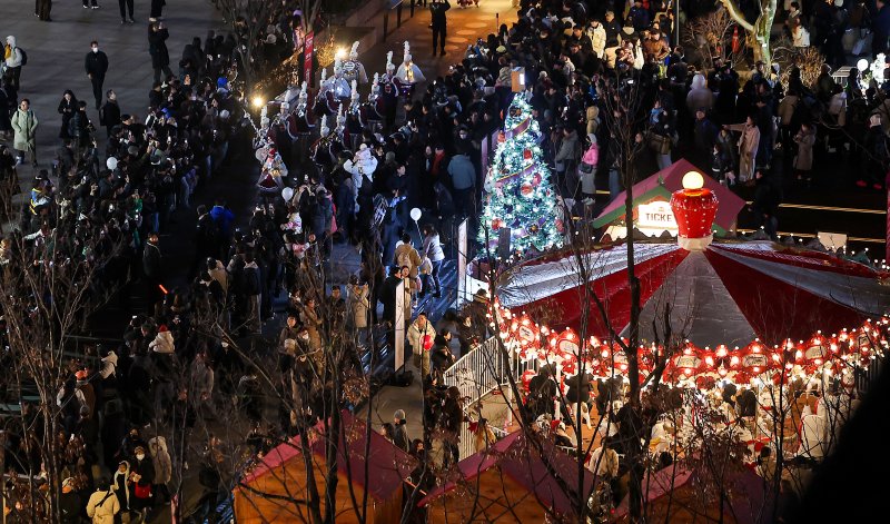 12일 오후 서울 세종대로 광화문광장에서 열린 ‘2025 서울윈터페스타’에서 광화문광장 마켓과 조형물들이 불을 밝히고 있다. 2025.12.12/뉴스1 ⓒ News1 김진환 기자