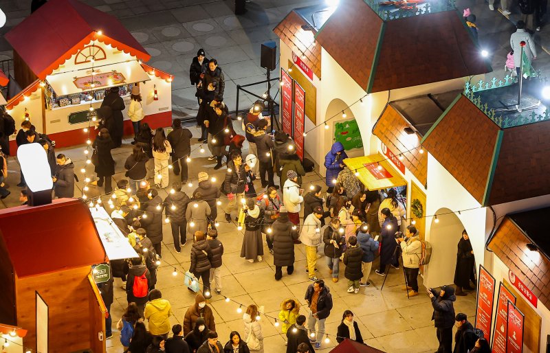 12일 오후 서울 세종대로 광화문광장에서 열린 ‘2025 서울윈터페스타’에서 광화문광장 마켓과 조형물들이 불을 밝히고 있다. 2025.12.12/뉴스1 ⓒ News1 김진환 기자