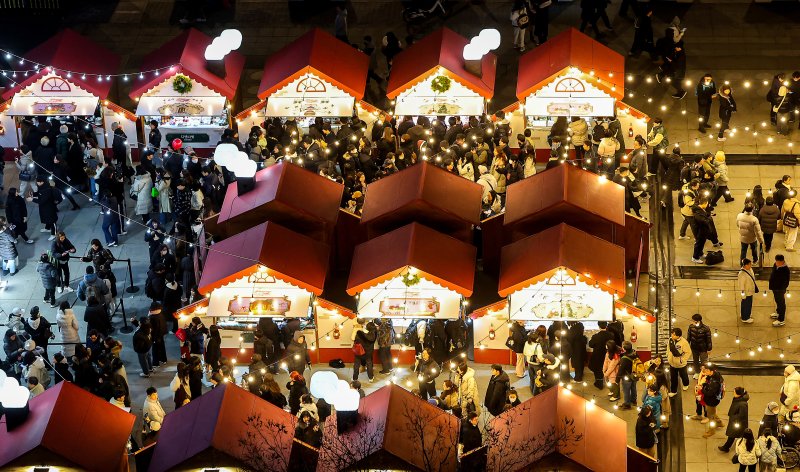 12일 오후 서울 세종대로 광화문광장에서 열린 ‘2025 서울윈터페스타’에서 광화문광장 마켓과 조형물들이 불을 밝히고 있다. 2025.12.12/뉴스1 ⓒ News1 김진환 기자