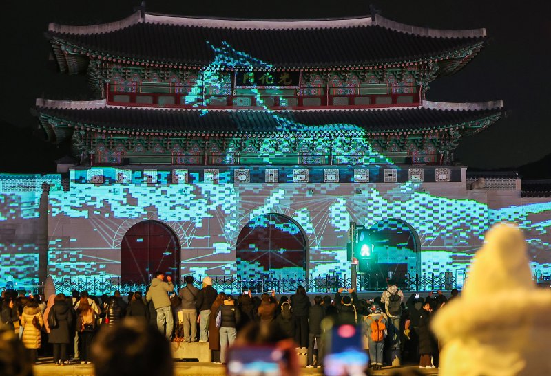 12일 오후 서울 세종대로 광화문광장에서 열린 ‘2025 서울윈터페스타’에서 광화문 외벽에 미디어 파사드 작품이 투영되고 있다. 2025.12.12/뉴스1 ⓒ News1 김진환 기자