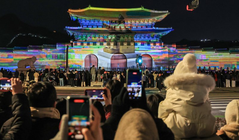 12일 오후 서울 세종대로 광화문광장에서 열린 ‘2025 서울윈터페스타’에서 광화문 외벽에 미디어 파사드 작품이 투영되고 있다. 2025.12.12/뉴스1 ⓒ News1 김진환 기자