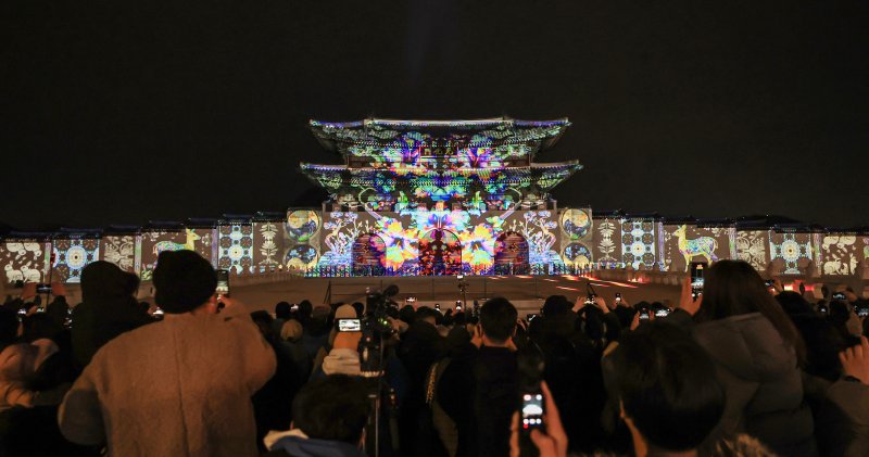 12일 오후 서울 세종대로 광화문광장에서 열린 ‘2025 서울윈터페스타’에서 광화문 외벽에 미디어 파사드 작품이 투영되고 있다. 2025.12.12/뉴스1 ⓒ News1 김진환 기자