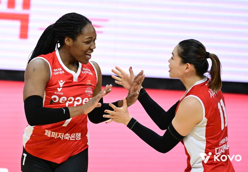 [서울=뉴시스] 여자 프로배구 페퍼저축은행 조이(왼쪽)와 시마무라가 12일 광주페퍼스타디움에서 열린 진에어 2025~2026 V-리그 여자부 정관장과의 경기에서 득점에 성공한 뒤 기뻐하고 있다. (사진=KOVO 제공) 2025.12.12