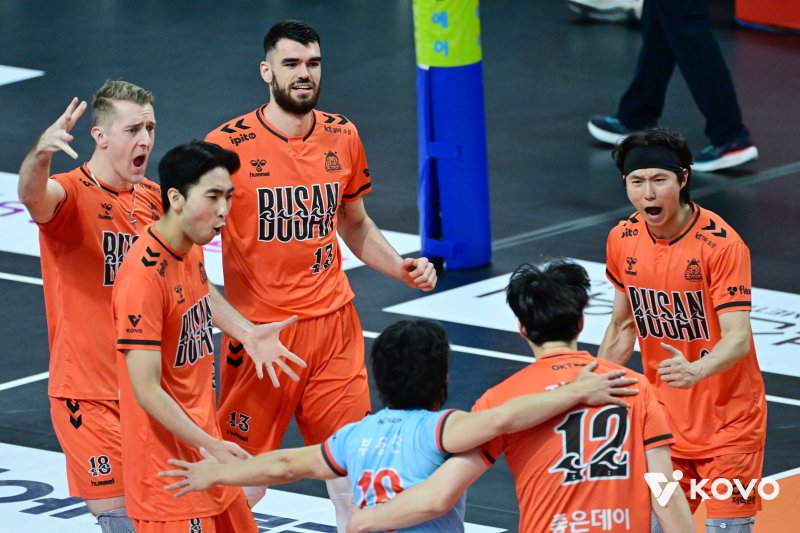 [서울=뉴시스] 남자 프로배구 OK저축은행 선수들이 12일 부산 강서실내체육관에서 열린 진에어 2025~2026 V-리그 남자부 대한항공과의 경기에서 득점에 성공한 뒤 기뻐하고 있다. (사진=KOVO 제공) 2025.12.12