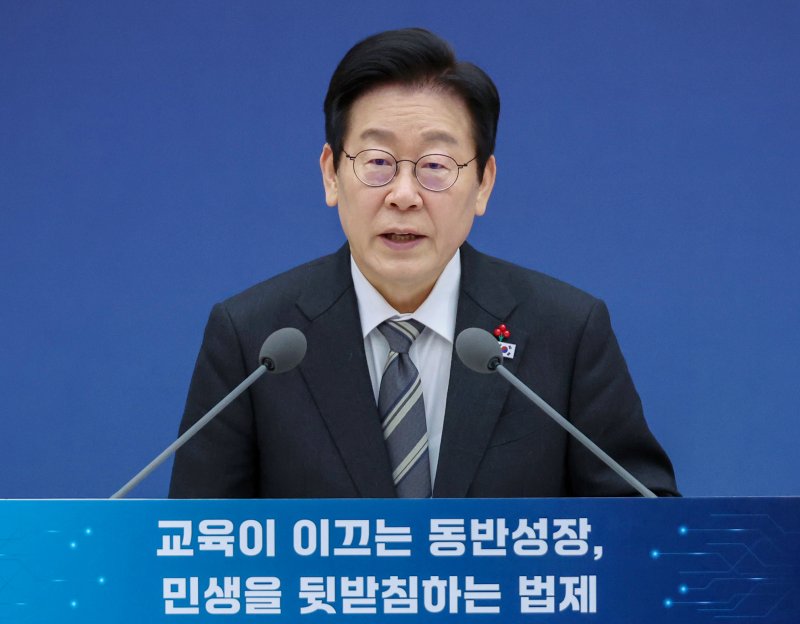 [세종=뉴시스] 최동준 기자 = 이재명 대통령이 12일 세종시 정부세종컨벤션센터에서 열린 교육부·국가교육위원회·법제처 업무보고에서 발언하고 있다. (대통령실통신사진기자단) 2025.12.12. photocdj@newsis.com