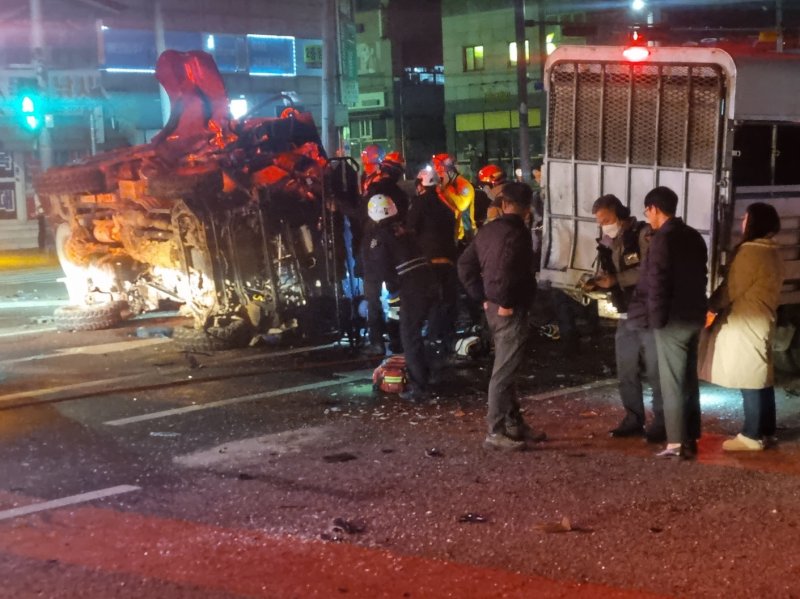 [무안=뉴시스] 12일 오후 9시23분께 전남 무안군 청계면 목포대학교 앞 도로에서 7중 추돌 사고가 나 당국이 사고를 수습하고 있다. (사진 = 독자 제공) 2025.12.12. photo@newsis.com *재판매 및 DB 금지