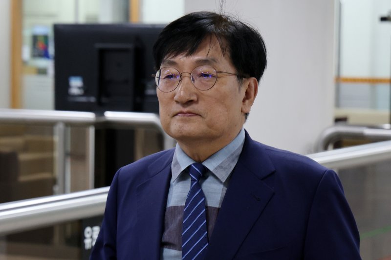 [서울=뉴시스] 조성우 기자 = 노영민 전 대통령 비서실장이 1일 오전 서울 서초구 서울중앙지방법원에서 열린 '탈북 어민 강제 북송 사건' 공판에 출석하고 있다. 2023.11.01. xconfind@newsis.com