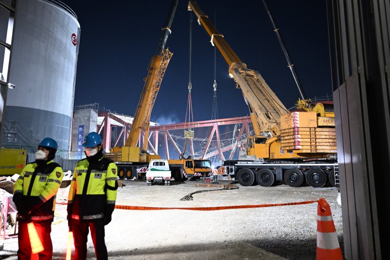 [광주=뉴시스] 이현행 기자 = 광주대표도서관 붕괴사고 이틀째인 12일 오후 광주 서구 치평동 광주대표도서관 공사현장에서 매몰자 구조 작업 재개를 위한 준비가 한창이다. 2025.12.12. lhh@newsis.com