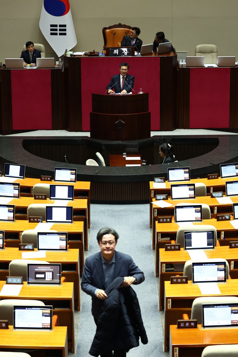[서울=뉴시스] 김명년 기자 = 이헌승 국민의힘 의원이 12일 오후 서울 여의도 국회에서 열린 본회의에서 은행법 일부개정법률안에 대한 무제한토론(필리버스터)을 하고 있다. 2025.12.12. photo@newsis.com