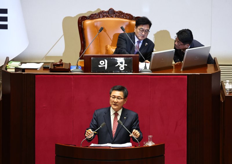 [서울=뉴시스] 김명년 기자 = 이헌승 국민의힘 의원이 12일 오후 서울 여의도 국회에서 열린 본회의에서 은행법 일부개정법률안에 대한 무제한토론(필리버스터)을 하고 있다. 2025.12.12. photo@newsis.com