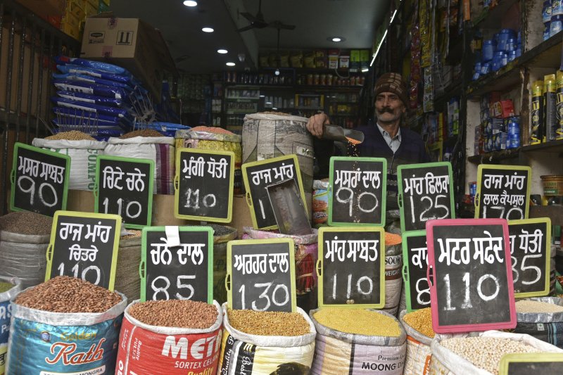[암리차르=AP/뉴시스] 인도 펀자브주 암리차르에 있는 식료품점에서 다양한 콩류를 판매하고 있다. 2025.12.01