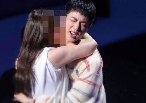 [뉴시스] 지난해 6월 서울 송파구 잠실실내체육관에서 진행된 팬미팅 행사인 '프리허그'에서 BTS 진의 볼에 강제로 입을 맞추는 A씨의 모습. (사진=소셜미디어 캡처) 2025.11.20 *재판매 및 DB 금지