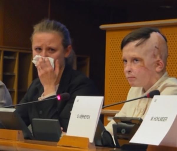 [뉴시스] 우크라이나 소년 로만 올렉시우와 통역사가 유럽의회에서 2022년 당시 러시아의 폭격 상황을 전하고 있다. (사진=BBC) 2025.12.12.