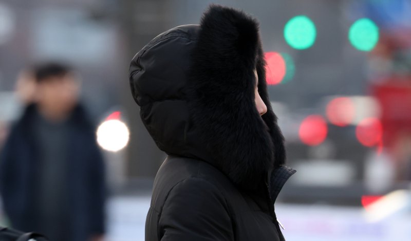 12일 오전 전국 대부분 지역에서 기온이 큰 폭으로 낮아진 가운데 서울 광화문 네거리에서 시민들이 잔뜩 움츠린 채 이동하고 있다. 북쪽에서 찬 공기가 유입돼 일부 수도권과 충남, 전라권의 아침 기온이 전날보다 10도 이상 낮았다. 2025.12.12/뉴스1 ⓒ News1 김명섭 기자