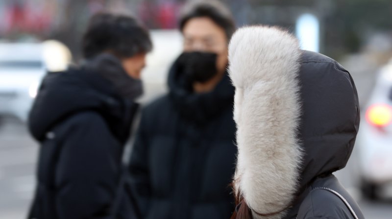 서울 광화문 네거리에서 시민들이 잔뜩 움츠린 채 이동하고 있다.2025.12.12/뉴스1 ⓒ News1 김명섭 기자