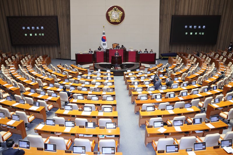 이헌승 국민의힘 의원이 전날(12일) 서울 여의도 국회에서 열린 제430회국회(임시회) 제1차 본회의에서 은행법 일부개정법률안에 대한 무제한 토론(필리버스터)을 하고 있다. 2025.12.12/뉴스1 ⓒ News1 신웅수 기자