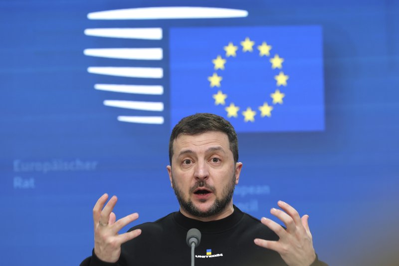 [브뤼셀=AP/뉴시스] 우크라이나가 최근 미국 측에 전달한 러우전쟁 종전안 수정안에서 유럽연합(EU) 가입 시기를 2027년 1월 1일로 요구한 것으로 전해졌다. 사진은 2023년 2월 벨기에 브뤼셀 EU본부에서 회견 중인 볼로디미르 젤렌스키 우크라이나 대통령. 2025.12.13.