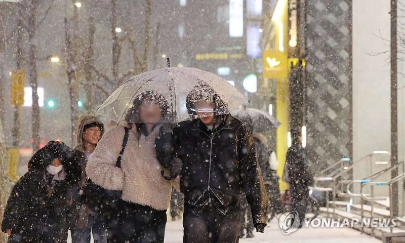 많은 눈 내리는 서울 (출처=연합뉴스)