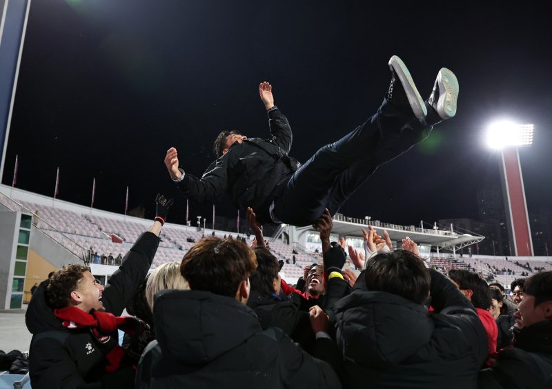 승격 후 선수들로부터 축하를 받는 이영민 감독. 2025.12.8/뉴스1 ⓒ News1 구윤성 기자