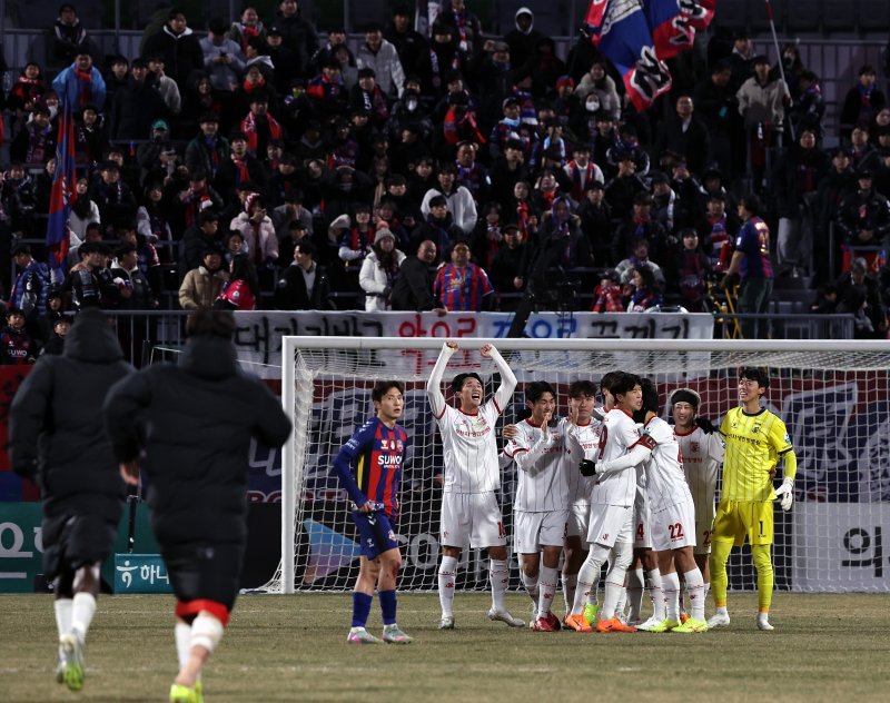 부천FC 선수들과 팬들이 승격이 확정된 후 기뻐하고 있다. 2025.12.8/뉴스1 ⓒ News1 구윤성 기자