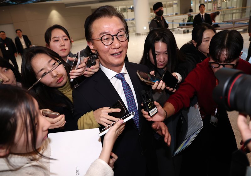 통일교로부터 금품을 수수했다는 의혹이 제기된 전재수 해양수산부 장관이 11일 오전 'UN해양총회' 유치 활동을 마친 후 인천국제공항 제2여객터미널을 통해 귀국해 입장을 밝힌 후 발걸음을 옮기고 있다. 윤영호 전 통일교 세계본부장은 지난 2018년에서 2020년 당시 전재수 의원에게 수천만원이 담긴 현금 상자와 명품 시계 2점을 전달했다고 김건희 국정농단 특검에 진술한 것으로 알려졌다. 2025.12.11/뉴스1 ⓒ News1 김성진 기자